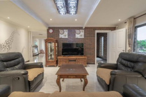 Luxury Living 2 Bedrooms 4 Beds 2B athrooms in Southern Brisbane+ Parking